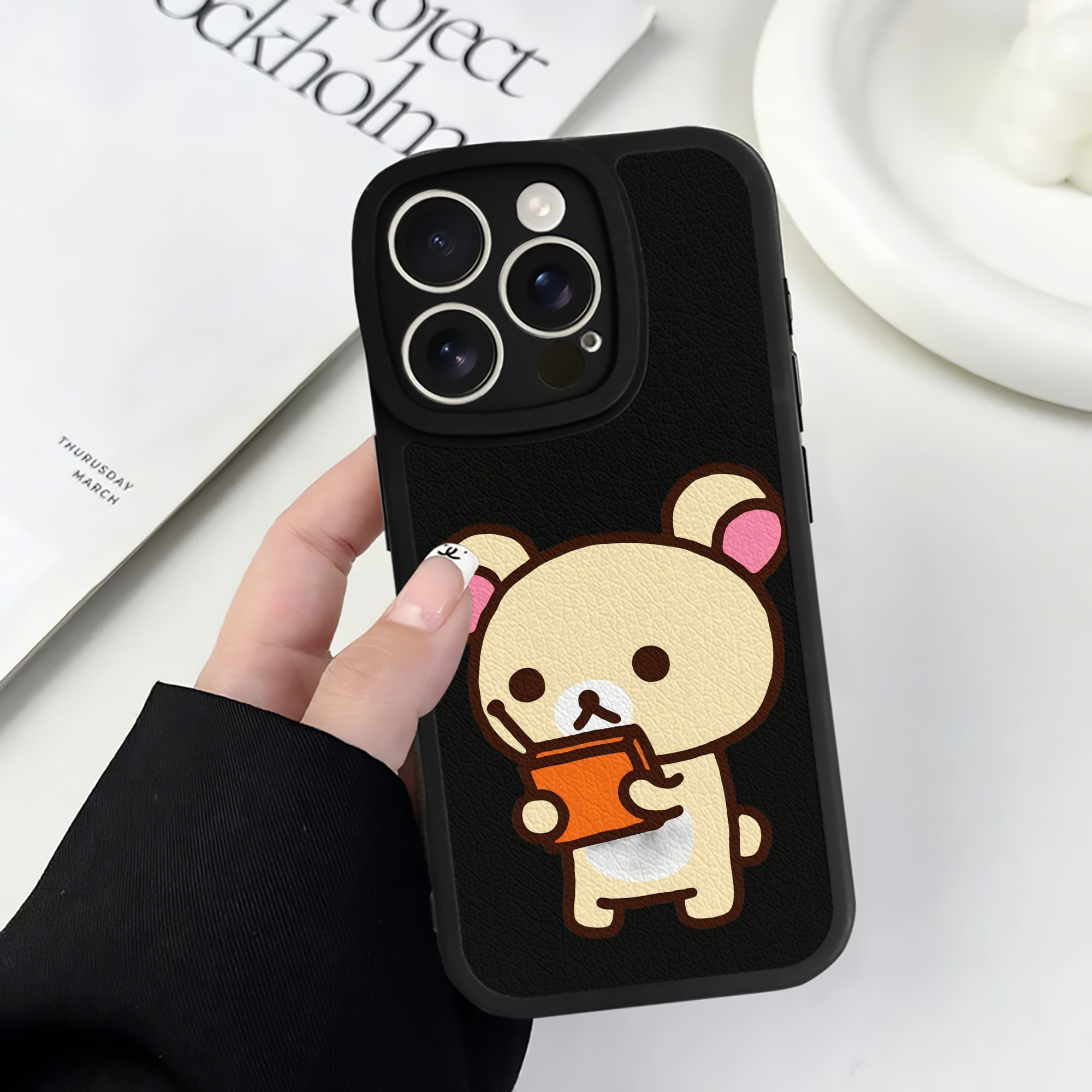 （画像用） リラックマ リラックマ キイロイトリ Rilakkuma Korilakkuma Kiiroitori 【iPhone 16シリーズ対応】シリコンスマホケース（レザー調） 材質：シリコン